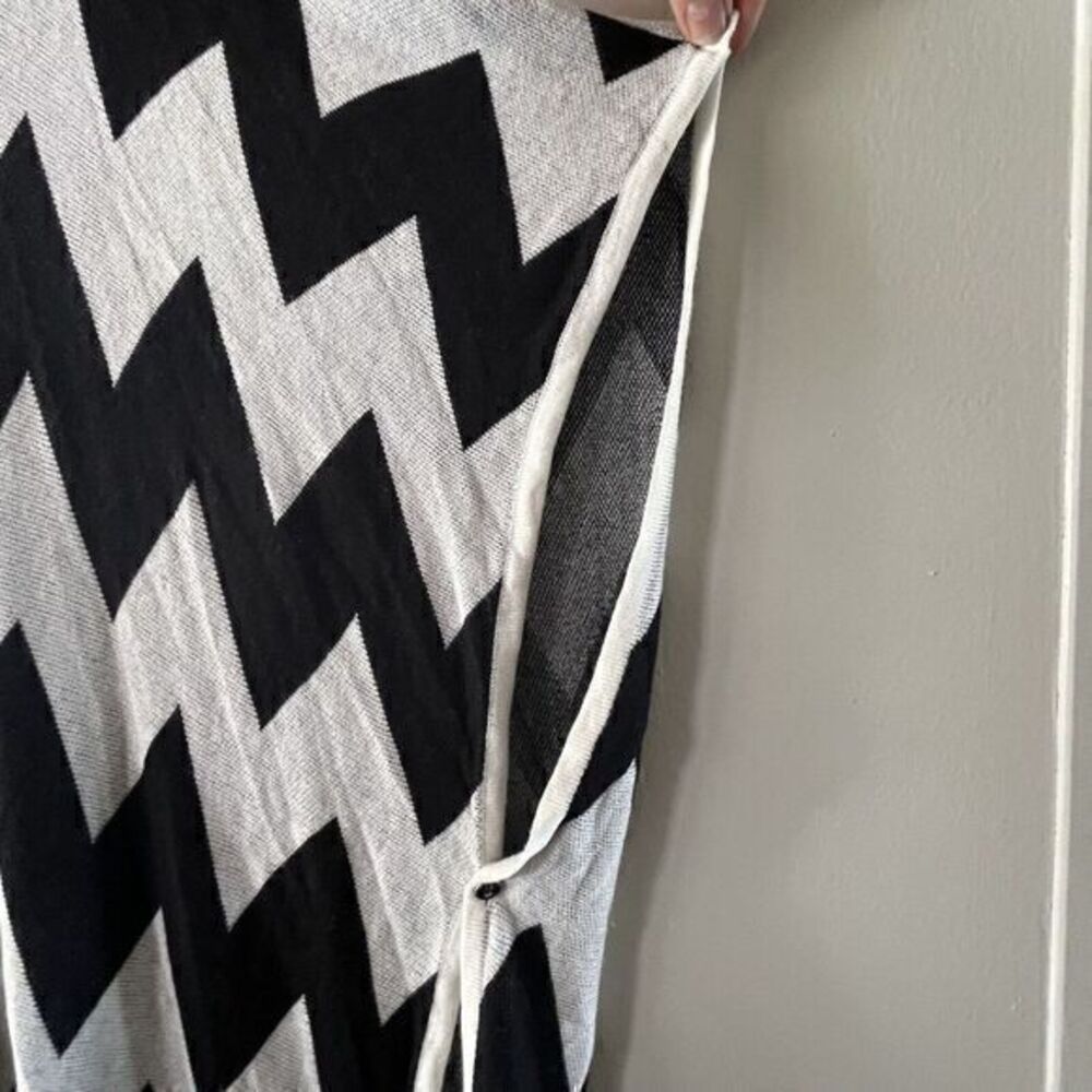Torrid Chevron Ruana Kimono Duster Poncho Cardigan Fringe Knit 4/5 Black & White - Picture 9 of 9